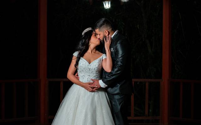 Que a união e o amor de vocês sejam eternizados. Parabéns aos noivos!