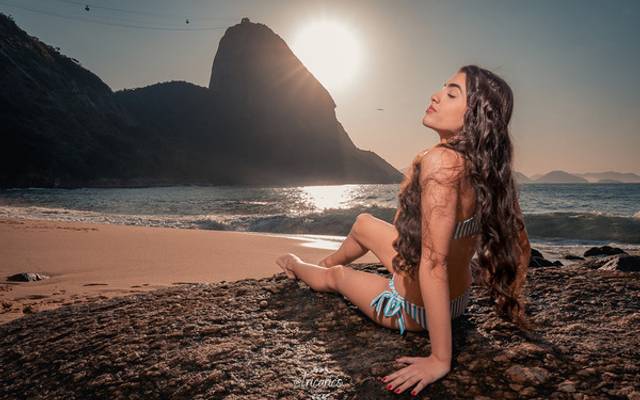 Debutante em Sintonia com a Natureza: Ensaio Fotográfico na Praia Vermelha, Rio de Janeiro