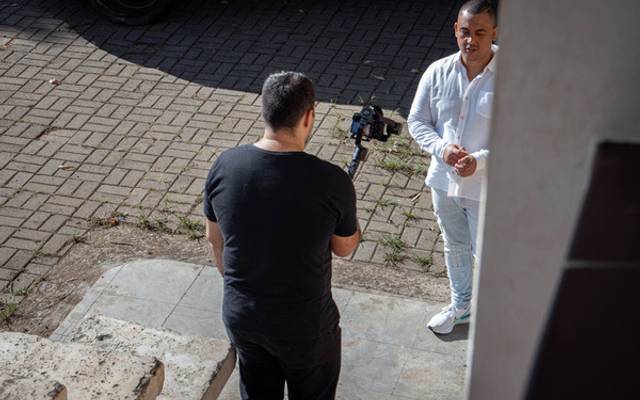 A produção de um videoclipe é uma jornada criativa e colaborativa, que envolve várias etapas desde a concepção até a finaliza