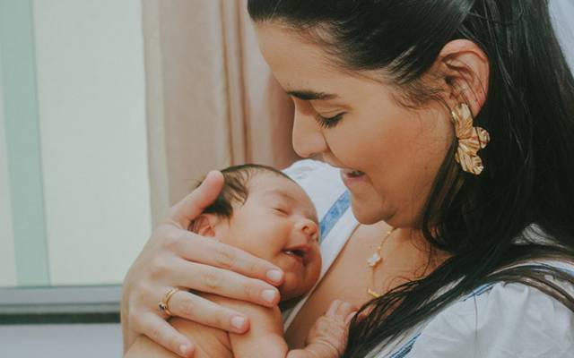 Os primeiros dias do bebê em casa: uma fotografia newborn sem poses
