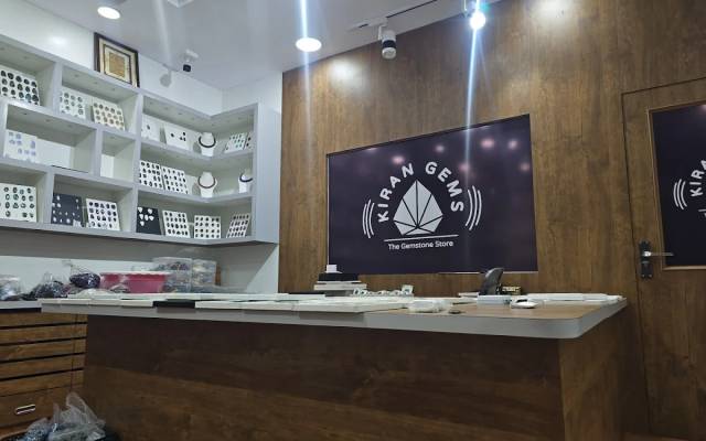 What Are Tiger Eye Stone Benefits for Wealth and Protection?