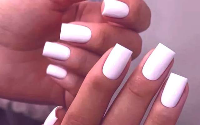Elegantes Uñas Acrílicas Blancas: Tendencia de Belleza 2024