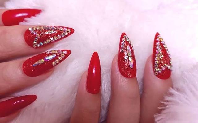 Elige Coffin Elegantes Uñas Acrílicas Rojas para un Día del Glamour Inolvidable