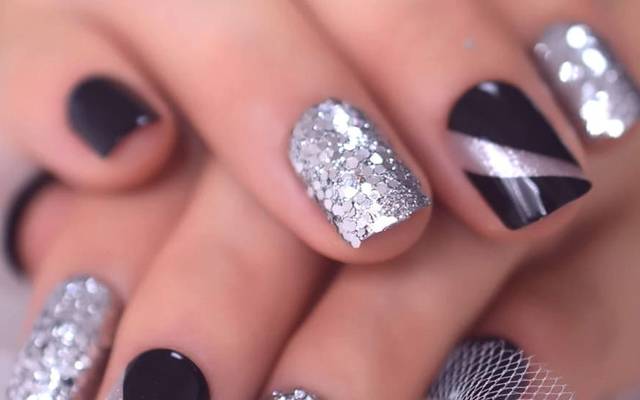 Tendencia 2024: Uñas Acrílicas Negras para un Look Impactante