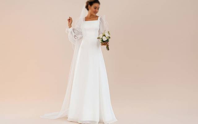 Vestidos de Novia Sencillos 2025: Elegancia Minimalista con Cuello Cuadrado y Manga Larga