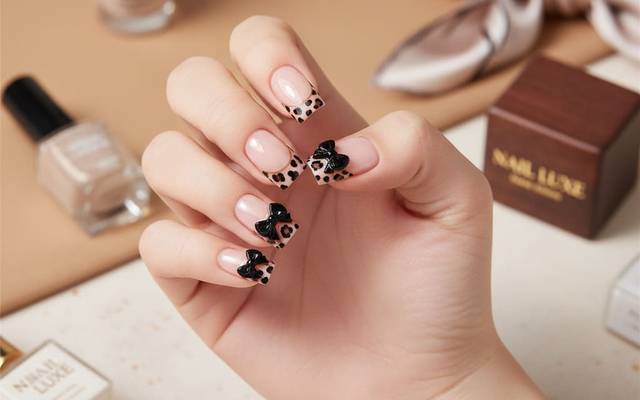 Diseños de uñas 2024: Leopardo francés con lazo 3D