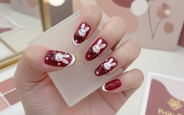 Elegantes Uñas Acrílicas Rojas para Niñas: Estilo, Seguridad y Diversión en Cada Diseño