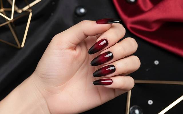 Uñas rojas con negro: la manicura reutilizable que combina elegancia y actitud