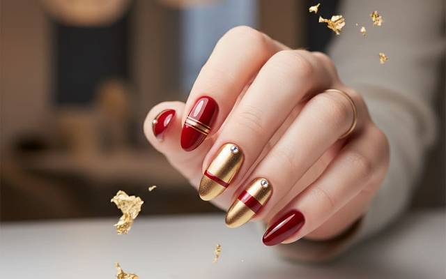 Uñas rojas con dorado: el diseño elegante y versátil que marca tendencia en 2026