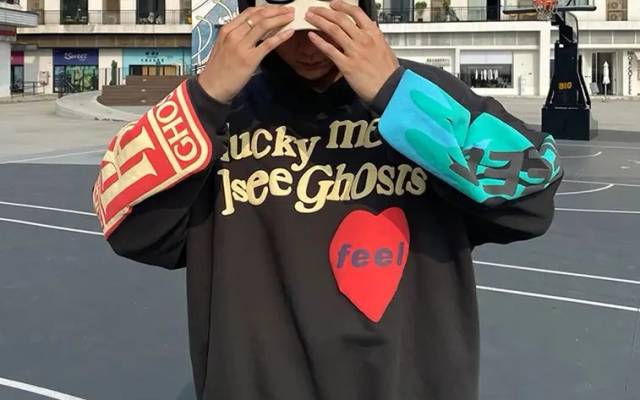 Artisanal Appeal: Handcrafted Details Elevating Hoodies to Wearable Art in 2024