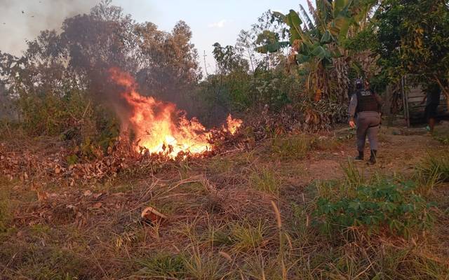 Polícia Militar atua em incêndio que ameaçava residências em Santo Antônio do Matupi