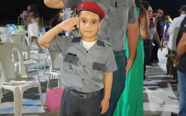 De um sonho à farda: pai realiza desejo de infância ao colocar a boina no próprio filho no Colégio Militar Tiradentes XXII