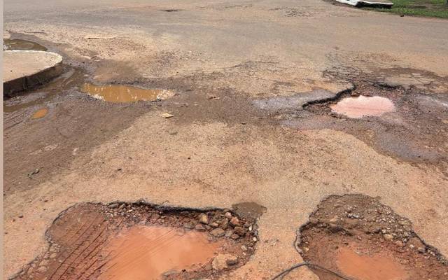 MORADORES TAMPAM BURACOS POR CONTA PRÓPRIA EM HUMAITÁ ENQUANTO PREFEITURA IGNORA SITUAÇÃO 