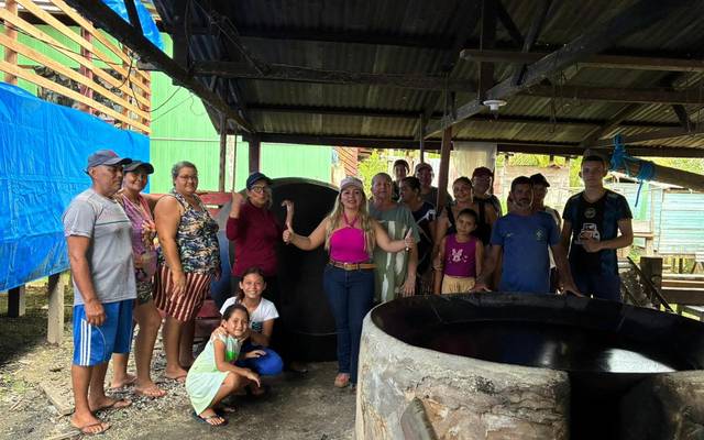 Vereadora Catianne Alves, deputado Silas Câmara e Prefeitura entregam forno a produtores rurais em Canutama