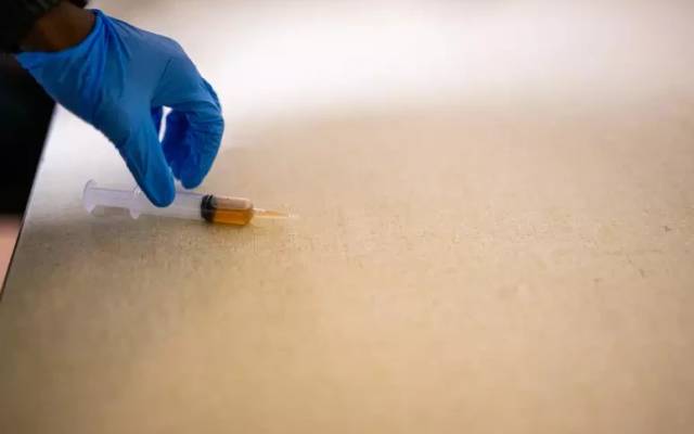 Homem usa seringa com líquido desconhecido para atacar deputada opositora a Trump nos EUA