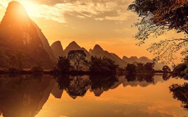 的自己找了個地方坐下