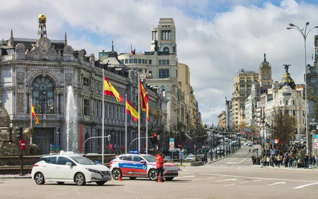 Madrid en coche de alquiler en 2025: ZBE, multas, trucos locales y rutas secretas que todo visitante debería conocer