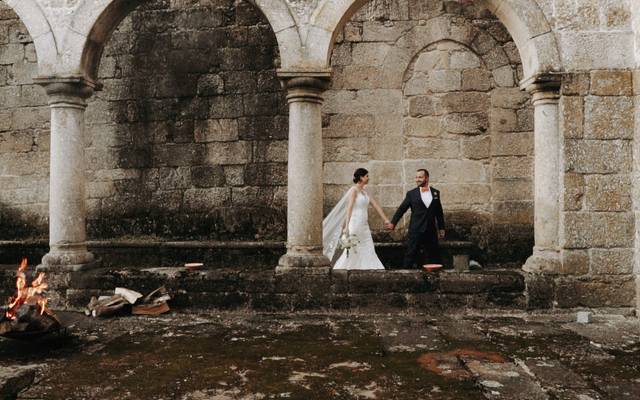 Wedding at a cloister with a ceremony under the orange trees | Pousada Mosteiro de Amares