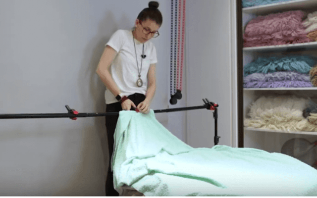Tripé ou suporte para esticar a manta no puff pra sessão newborn?