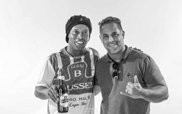 Foto da campanha da Cerveja Brussels com Ronaldinho