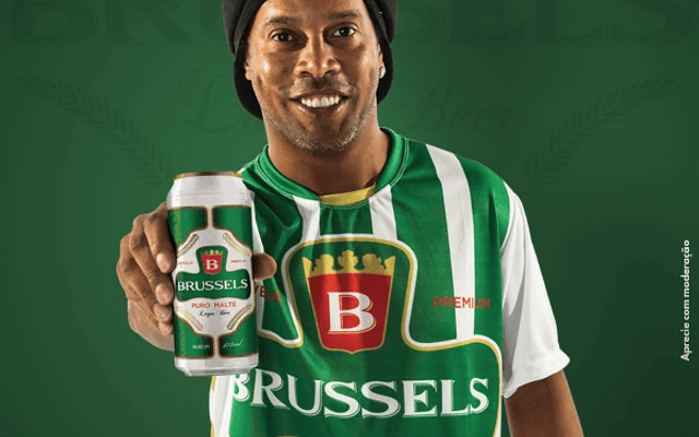 Fotografei Ronaldinho Gaúcho o garoto propaganda da Cerveja Brussels