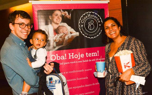 Mamães e Bebês Assistem a Sessão de 