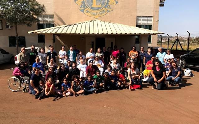 AINDA comemora Dia Nacional da Luta da Pessoa com Deficiência com preparo de hambúrguer