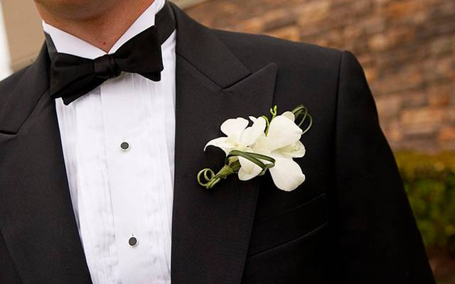 Boutonniere ou flor de lapela: descubra o que é e por que você deve seguir essa tradição 