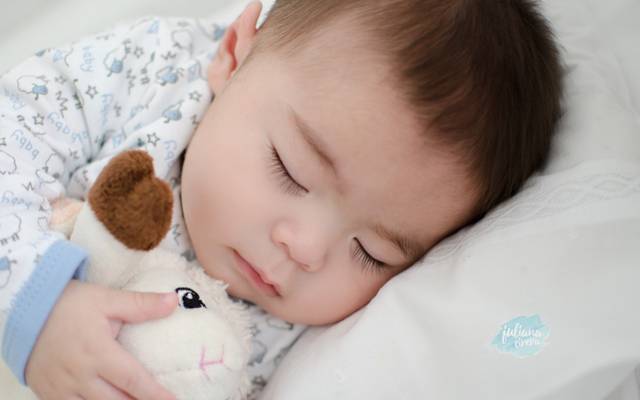 Qual é a melhor posição para o bebê recém-nascido dormir?