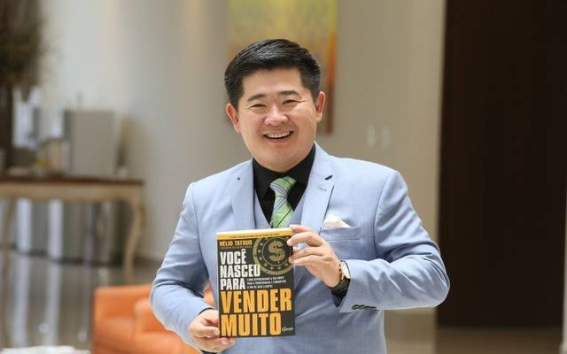 O empresário Hélio Tatsuo lança livro que narra sua trajetória de empreendedor e suas técnicas para vender seu peixe 