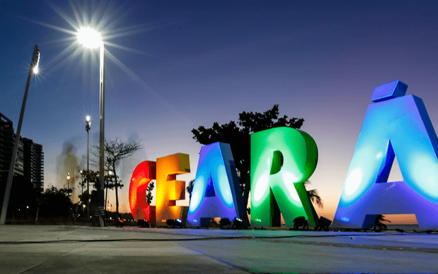 O anoitecer na praia de Iracema.