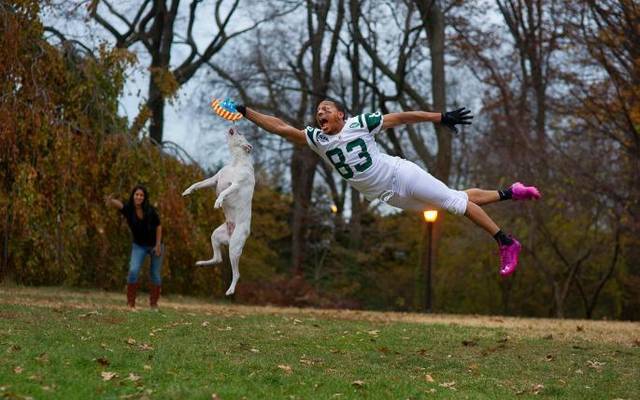 Fotógrafo cria série com atletas em cenários cotidianos