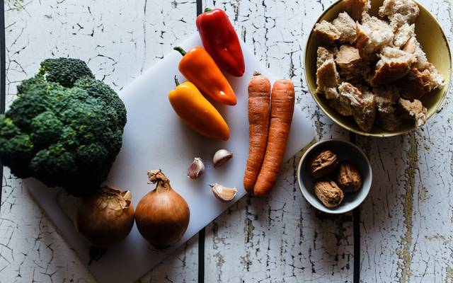 Chávenas, panelas, retratos e lentes