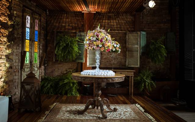 Paredes descascadas, tijolos e tubos a mostra: Industrial Wedding