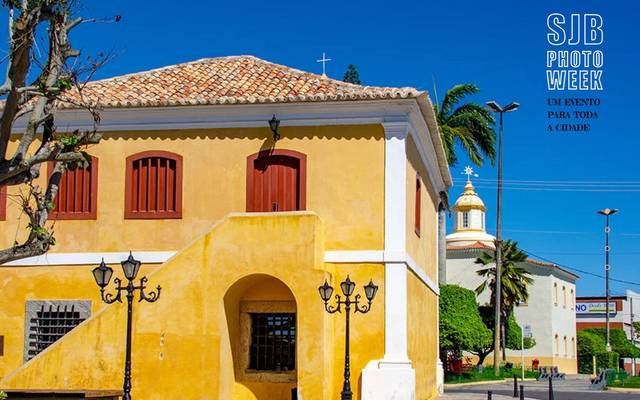 Projeção Fotográfica Noturna na Rua com Syntique Lemos
