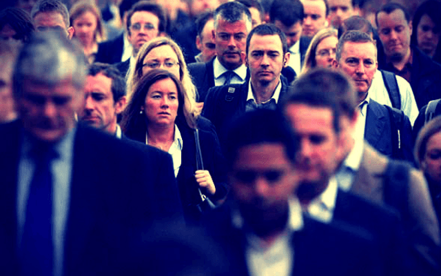 Por que PESSOAS COMUNS e “de bem” são capazes de atos de extrema crueldade contra inocentes?