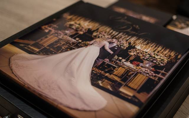 Escolhendo as fotos do álbum de casamento