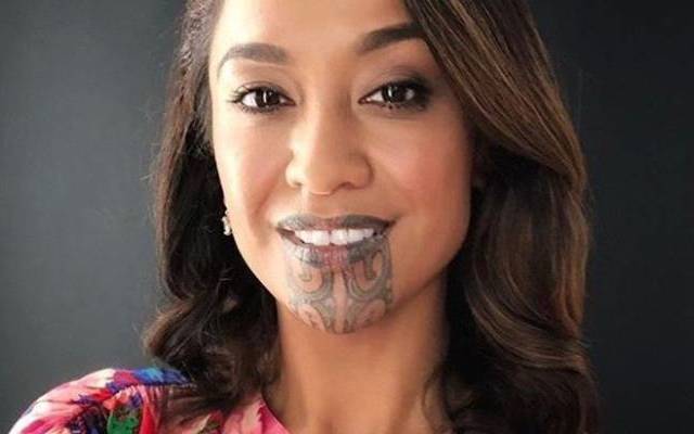 Mulher maori faz história como 1ª apresentadora de TV com tatuagem facial
