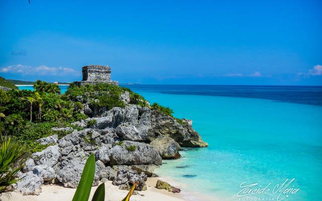 Tulum: a cor do mar azul turqueza, que contrastando com as ruínas.