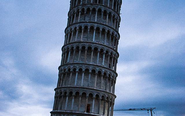Por que a Torre de Pisa é inclinada?