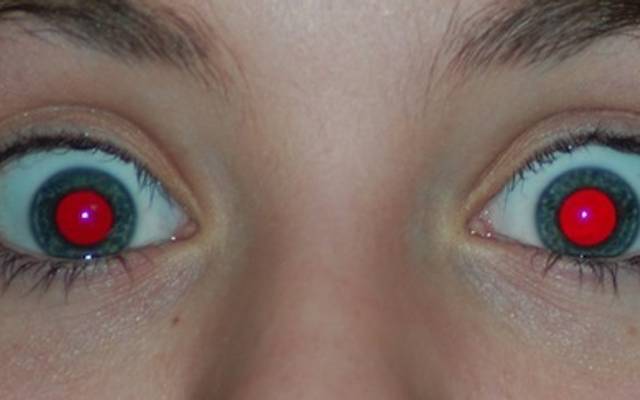 Por que as vezes ficamos com olhos vermelhos em fotografias feitas com flash?