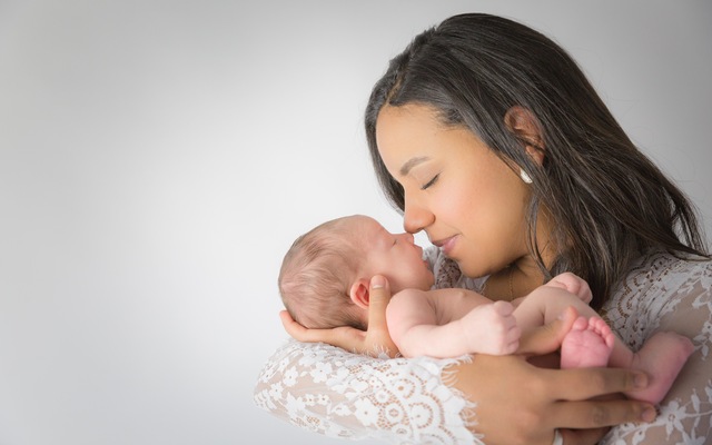 Crianças que recebem colo dos pais se tornam adultos mais confiantes