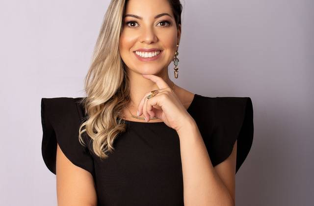 Retrato Profissional de Tici Araújo