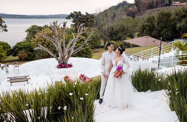 Casamentos de Pamela e Felipe: Um Sonho ao Ar Livre no His Eventos / Villa Castanieri