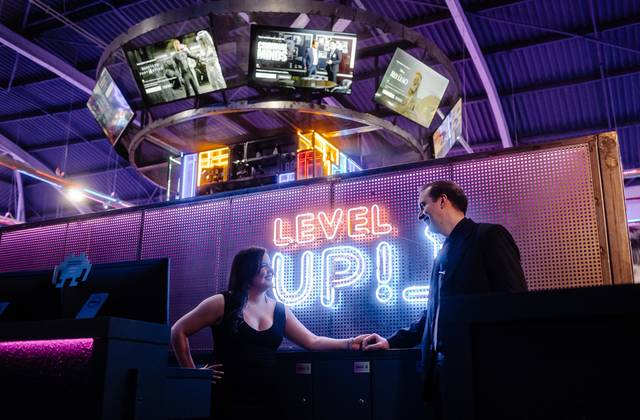 Ensaio Pré Wedding de Ensaio Pré Wedding Nostálgico em Casa de Arcade: Bruna e Eduardo no Bar Bario