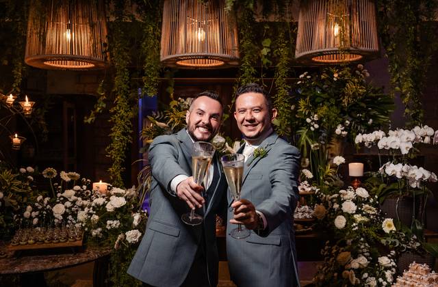 Casamentos de Celebramos o Amor de Caio e Edu no Buffet Capricho: Uma Noite Mágica em São Paulo!