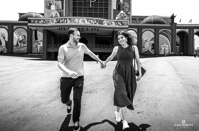Ensaio de Casal de Pedido de Casamento surpresa no Santuário Nacional: Gustavo e Giulia celebram momento especial em Aparecida