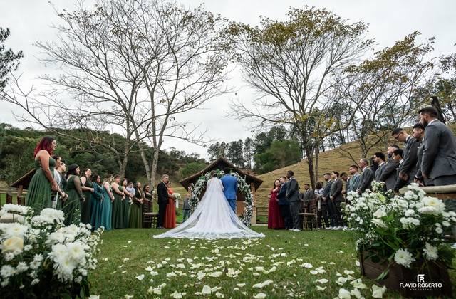 Casamento de Casamento de Iandhara e Robson no Espaço Colar de Ouro: Uma Celebração de Fé em Cunha