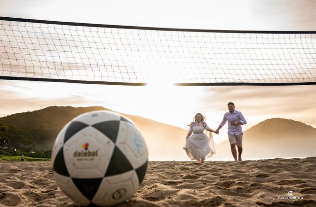 Pre Wedding de Pre Wedding na Praia Vermelha do Norte em Ubatuba – Nathane e Igor, Amor, Amizade e Futevôlei ao Amanhecer