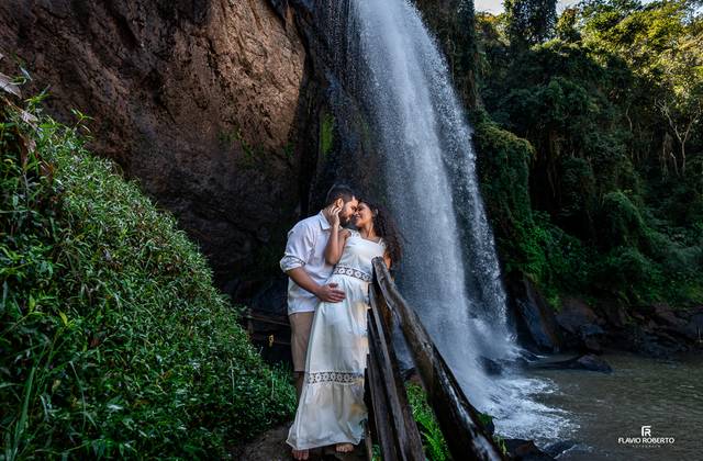 Pre Wedding de Ensaio Pre Wedding na Cachoeira Grande de Lagoinha: Um Cenário de Cinema para o Amor de Bionda e Khaled